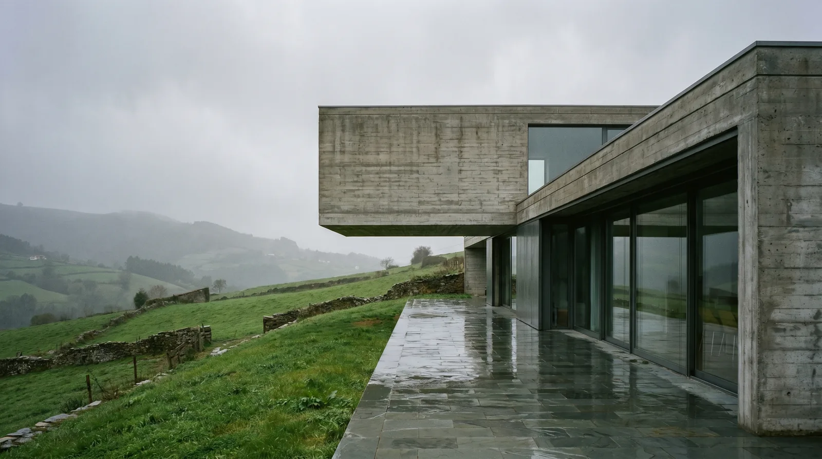 Vivienda en hormigón visto sobre ladera asturiana